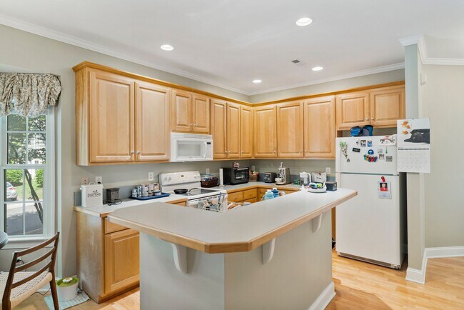 Building Photo - Available 07/10/26! Lovely 3 bedroom townhome close to the Eno River in Country Club Heights!