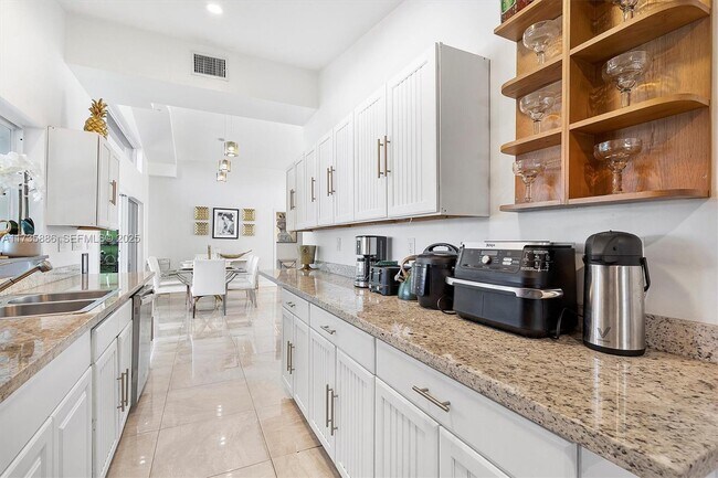 Building Photo - 2541 NE 195th St