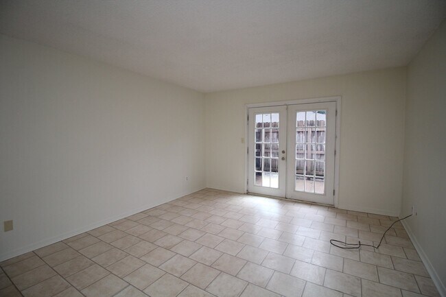 Building Photo - Spacious Northeast Pensacola Apartment Featuring 2 Bedrooms, 2 Bathrooms, Inside Laundry, and Pet...