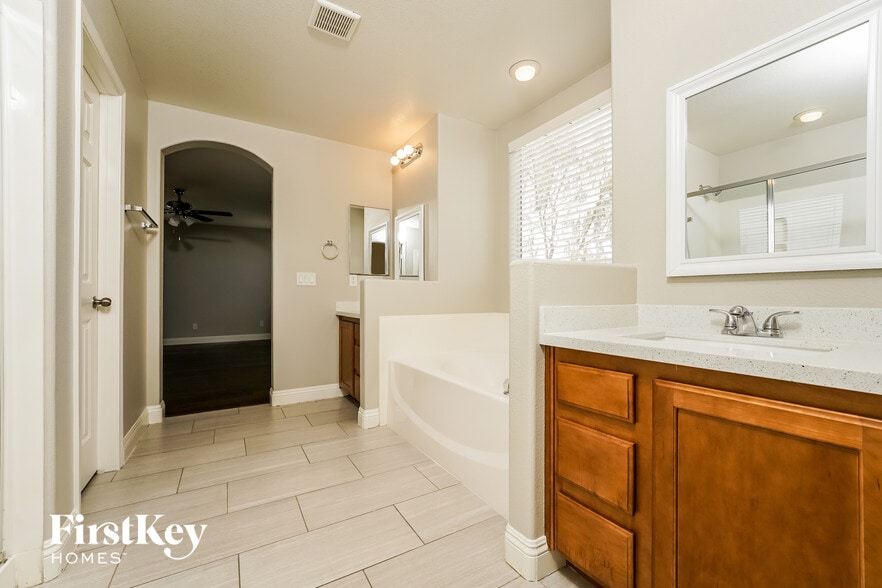 Building Photo - 5520 Latrobe Bluff St