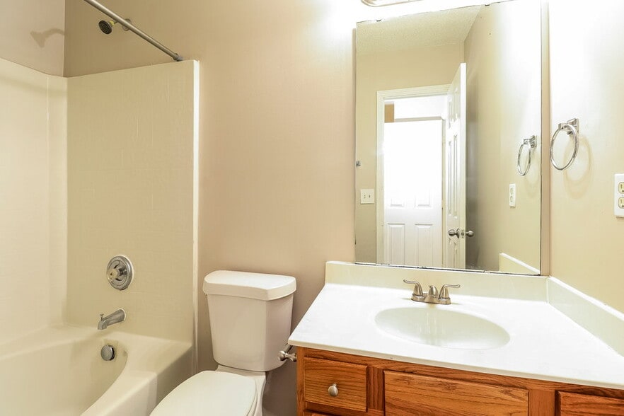 Building Photo - 916 Clover Gap Dr