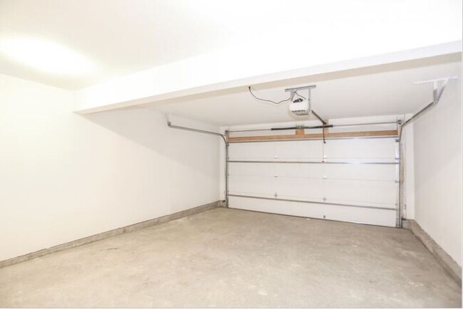 Building Photo - 3 Bedroom 2 1/2 Bathroom Townhome 1-Car Ga...