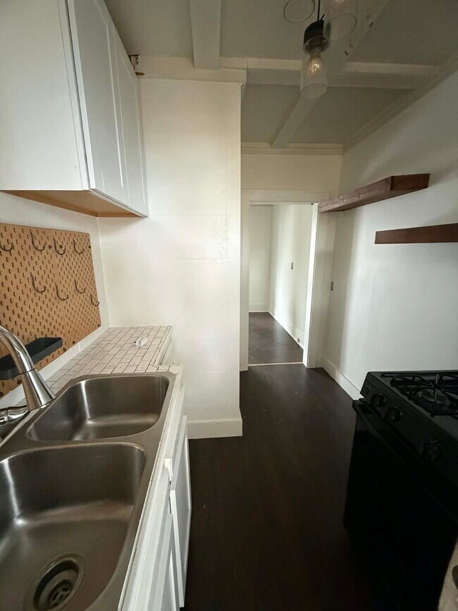 Building Photo - 1302 W Bell St