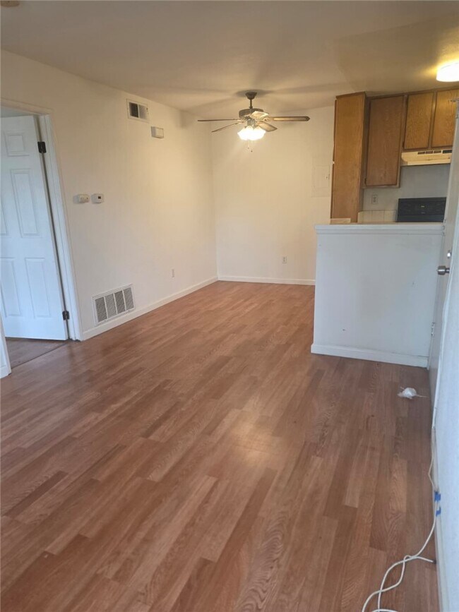 Building Photo - 23395 La Crescenta