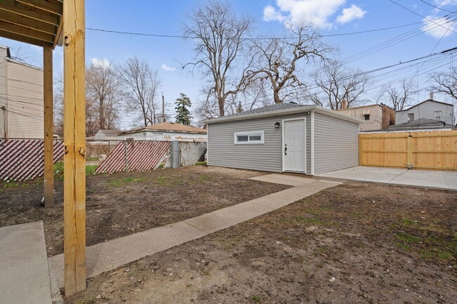 Building Photo - 9419 S St Lawrence Ave