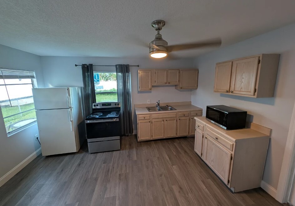 Kitchen - 608 Tangerine St