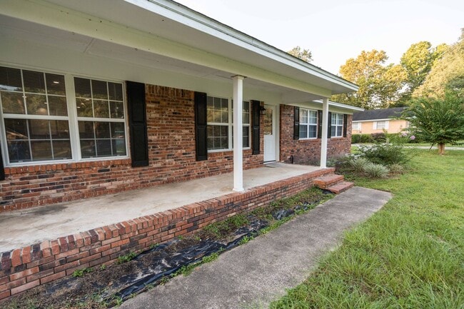 Building Photo - 3/2 Pool Home - Lake Jackson Area