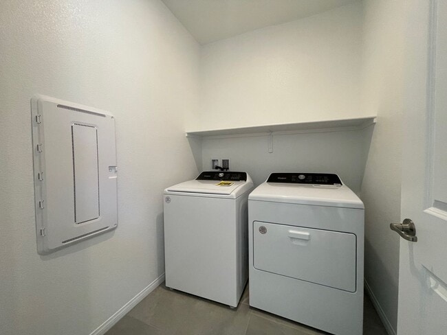 Building Photo - 3 BED 2.5 BATH 2 CAR GARAGE TOWNHOME FOR RENT IN CADENCE MASTER PLANNED COMMUNITY