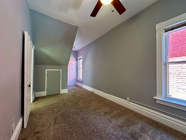 Building Photo - 3 Bedroom 2 Full Bath Renovated Single Fam...