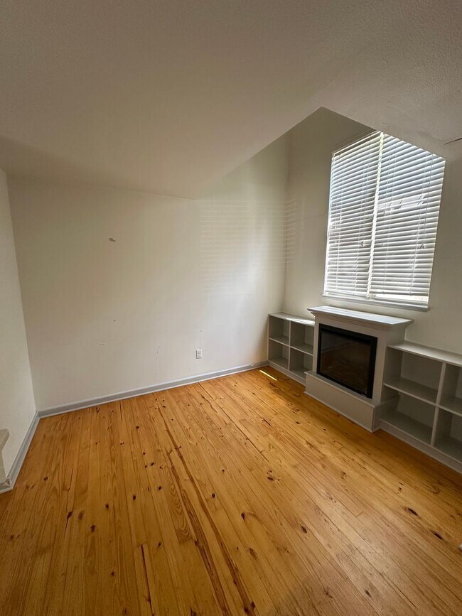 Building Photo - Town Creek Properties - South Gregg