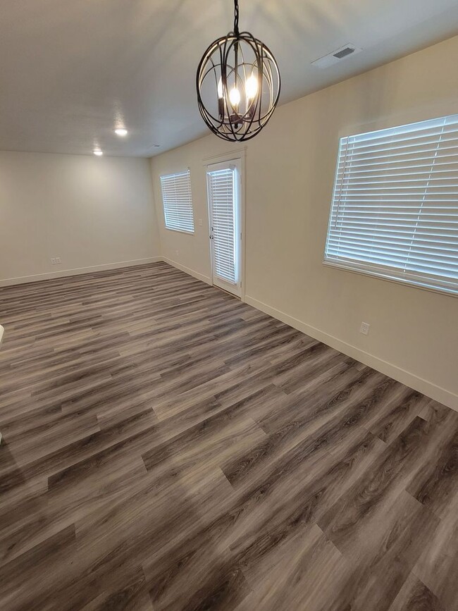 Building Photo - 2 Weeks Free Rent in May! West Haven 3 bed...