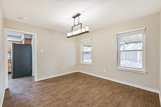 Building Photo - 222 Old Oaks St