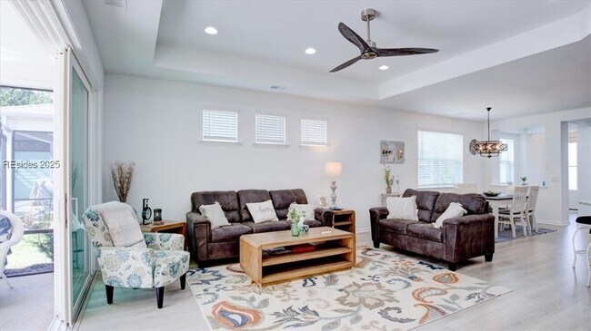 Building Photo - 125 Parrot Ave