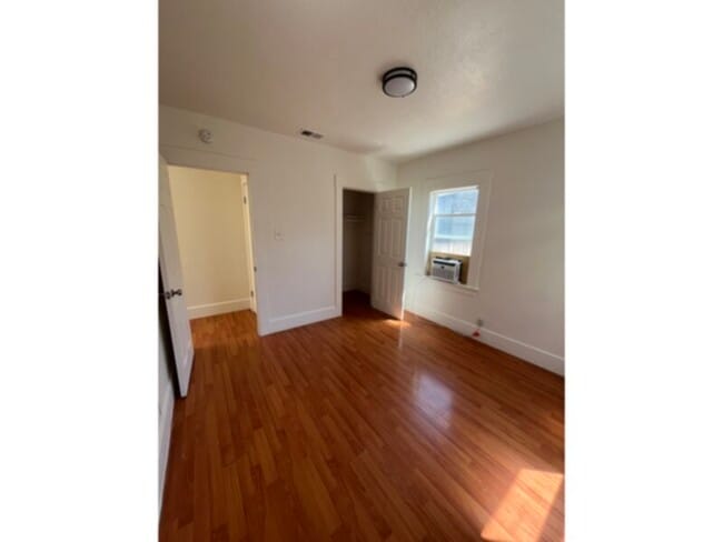 Building Photo - 2 Bedroom/ 1 bath Duet