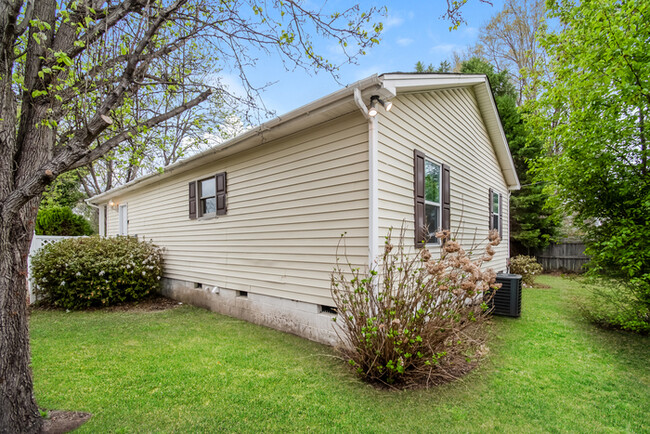 Building Photo - Charming 3 Bedroom