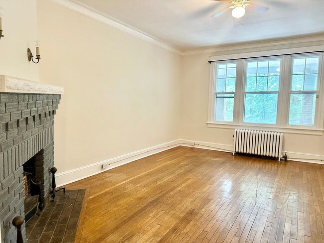 Building Photo - 4 Bed + 2 Bath - Pets Welcome! Parking!