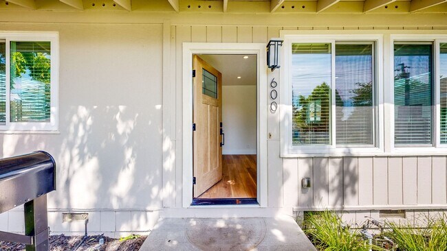 Building Photo - Bright Newly Refurbished Two Bedroom One Bath Single Family Home