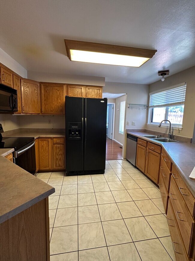 Building Photo - 5 bedroom 3 bathroom Sinlge Family House in Aurora