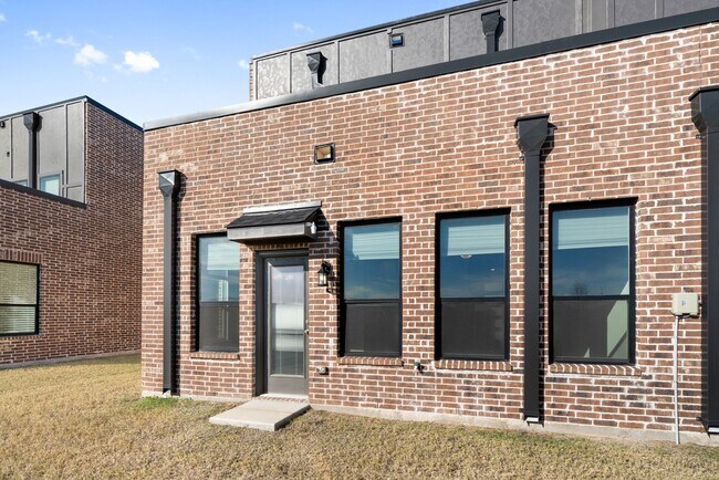 Building Photo - 2041 Layla Dr