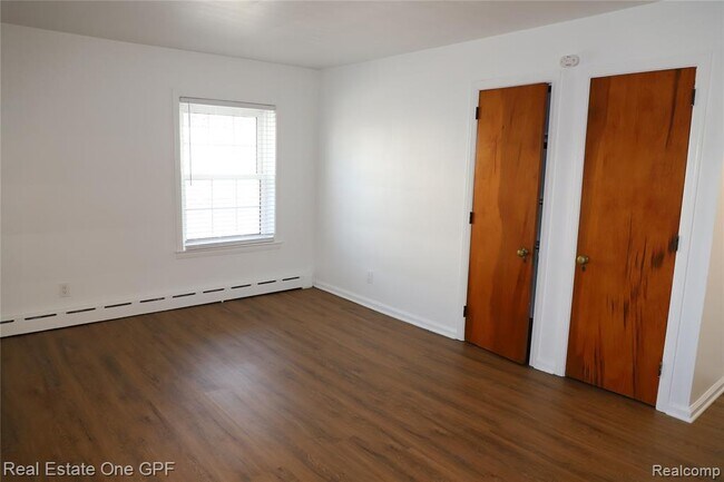 Building Photo - 271 W Maple Rd