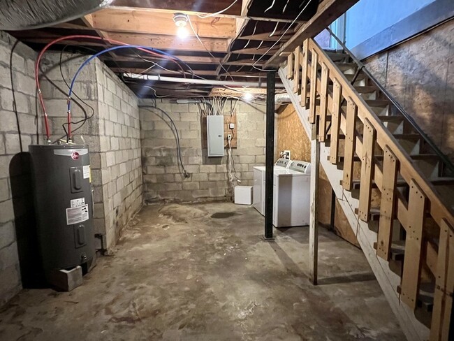 Building Photo - 833 Porter Rd