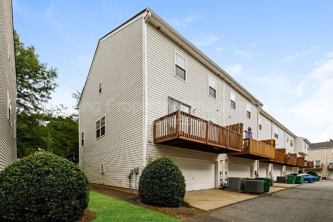 Building Photo - 212 Village Square Dr