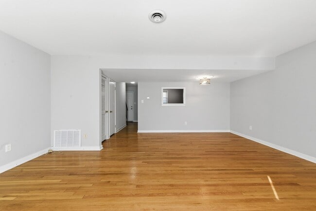 Building Photo - Charming 2-Bedroom Home with Hardwood Floors in North Highland Park