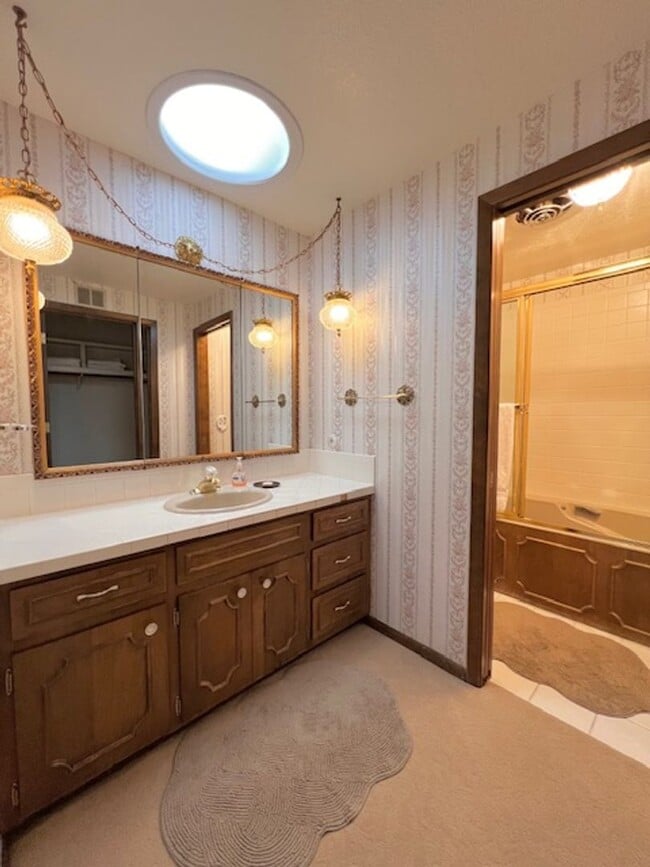 Building Photo - Furnished 4 Bed 3 Bath Patio Home with Stu...