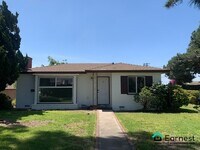 Building Photo - 3 + 3 Spacious Home in a Peaceful Neighbor...