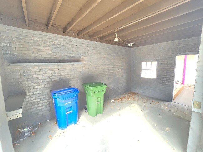 Building Photo - Beautiful 2 Bedroom 1.5 Bathrooms Patterson Park