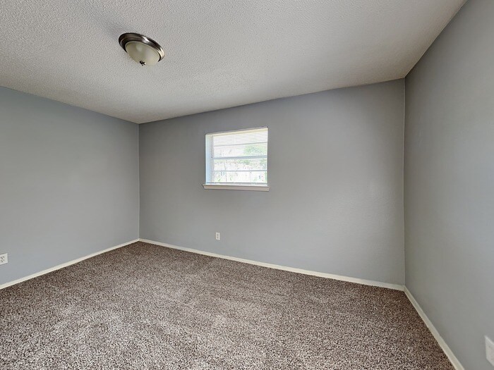 Building Photo - 1609 Parkhaven Dr