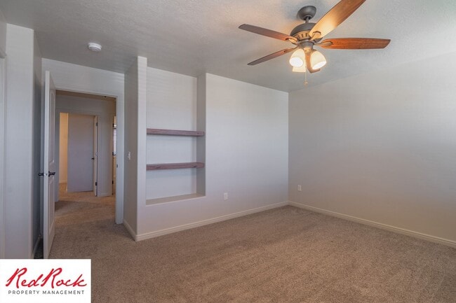 Building Photo - Lovely townhome with Community Pool!