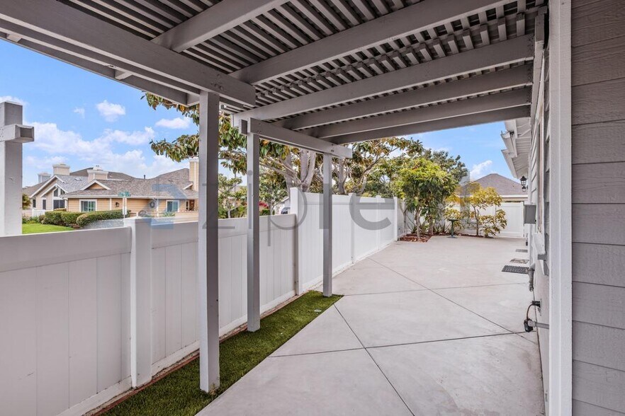 Building Photo - Unit