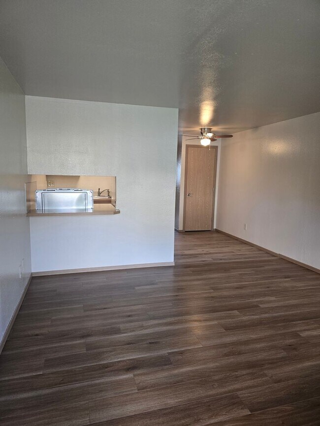 Building Photo - Ground Floor - Corner Unit!