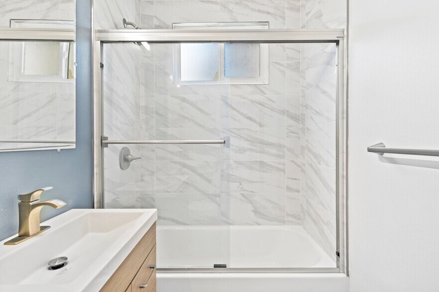 Building Photo - 1078 E 7th St