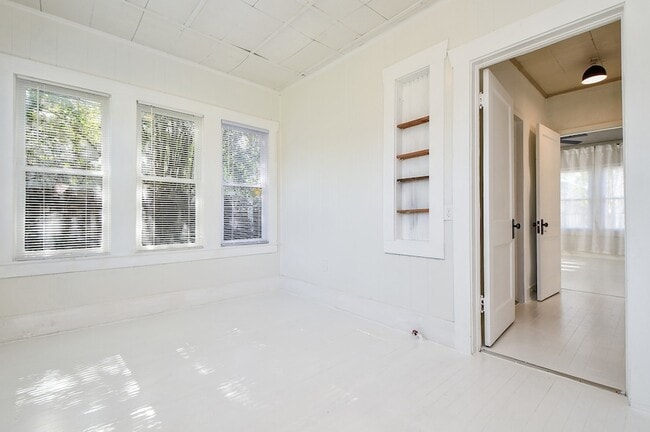 Building Photo - 208 Vincent St