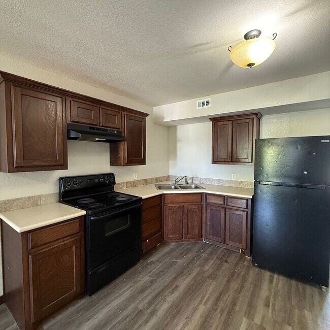 Building Photo - $500 Off 1st Full Month!* All Utilities In...