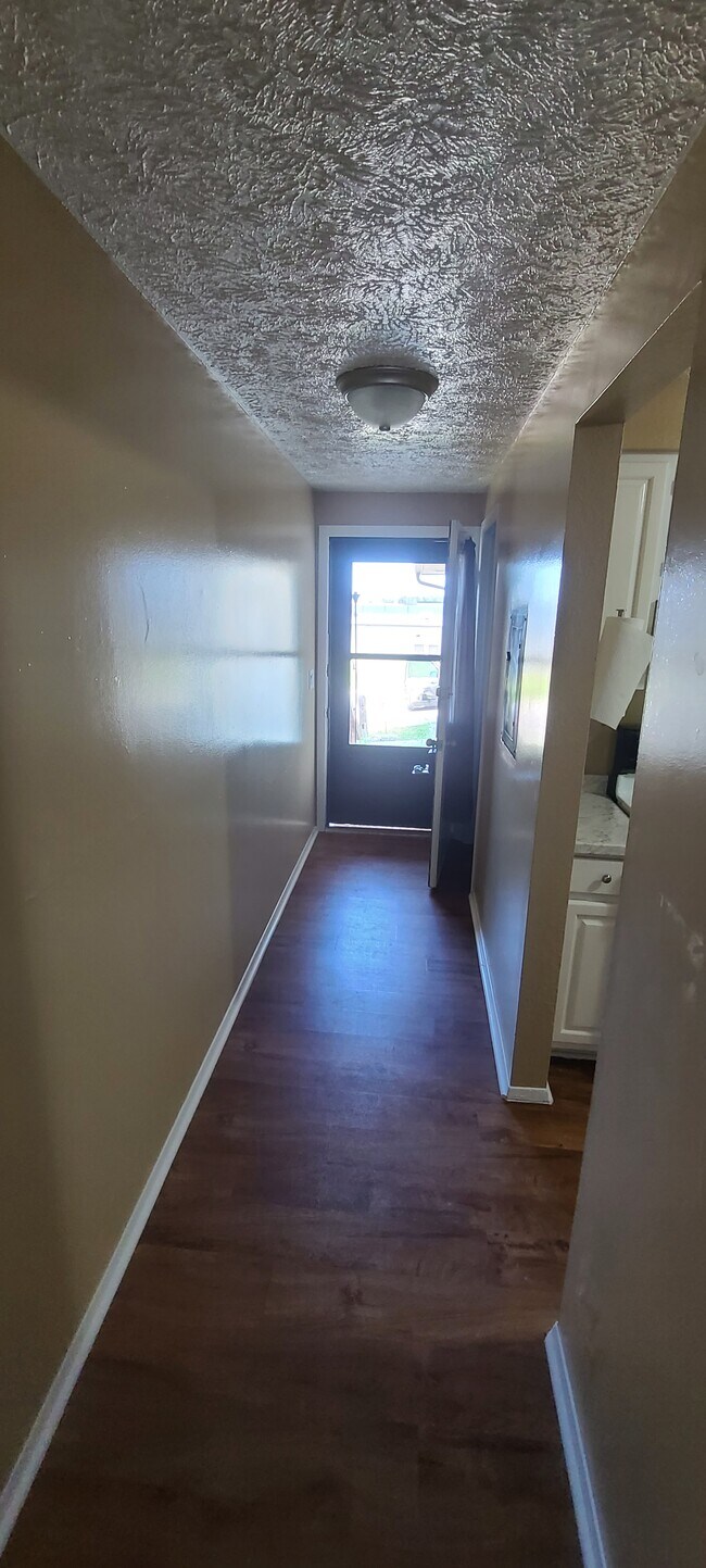 Building Photo - 315 Meadow Dr