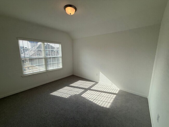 Building Photo - 5 Bedroom, Great Price!