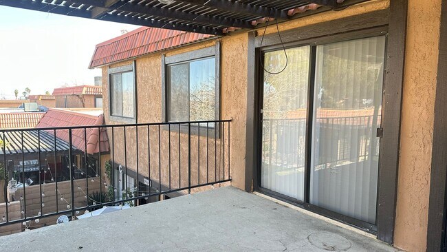 Building Photo - BEAUTIFUL 2 BEDS 1 1/2  BATHROOM APARTMENT