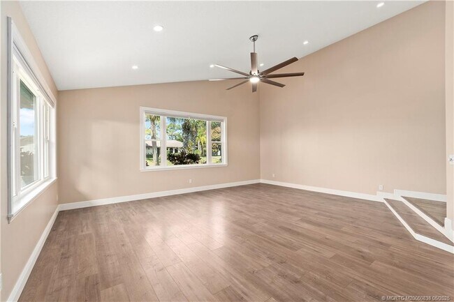 Building Photo - 4590 SE Glen Ridge Trail