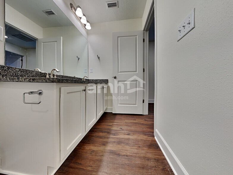 Building Photo - 1003 Tan Tara Trl