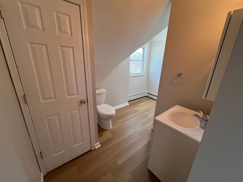 Building Photo - 981 Valley St