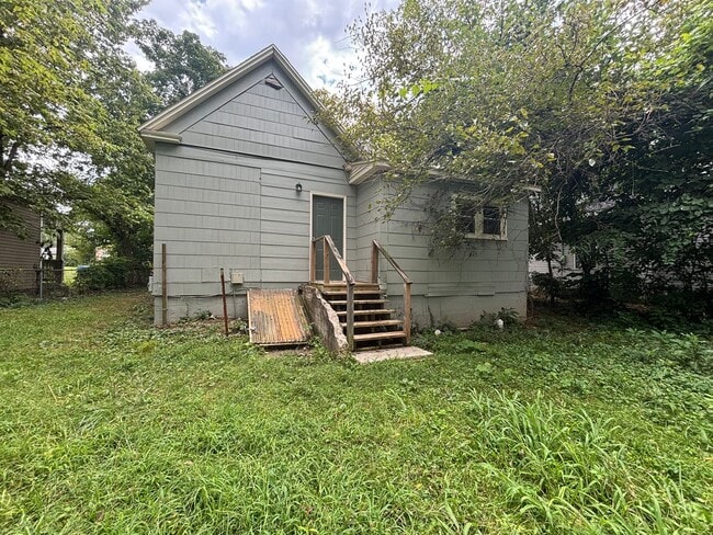 Building Photo - 3 bedroom 2 full bathroom home
