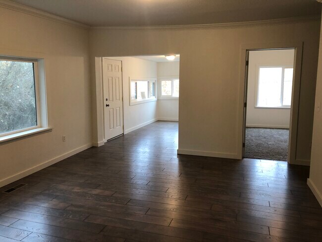 Building Photo - 410 E James St