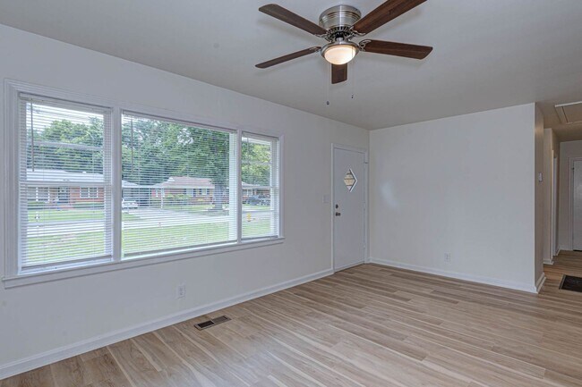 Building Photo - 2864 Hawthorne Dr