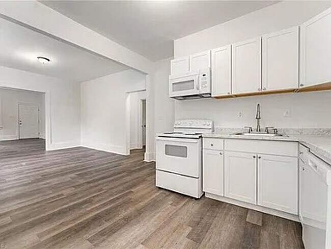 Building Photo - Charming Fully Renovated Cottage Minutes from Downtown!