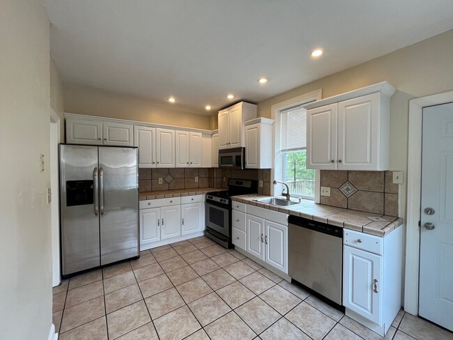 Building Photo - 350 Ophelia St