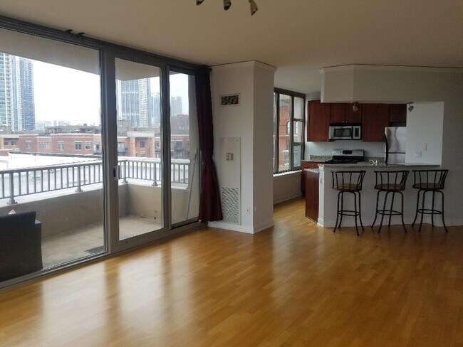 Building Photo - Extra Spacious Corner 1 Bed Condo set in Chicago's Desirable West Loop Neighborhood! Ready 6/1!
