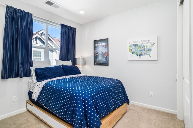 Building Photo - Jordan Ranch Townhouse 4 bed / 3.5 bath, G...
